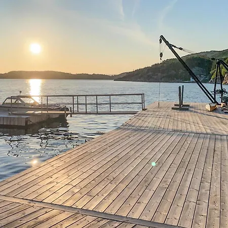 Stunning In With Wifi Holiday home Fitjar